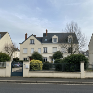 Vue de l'Avenue de la République à Nanterre avec des immeubles résidentiels
